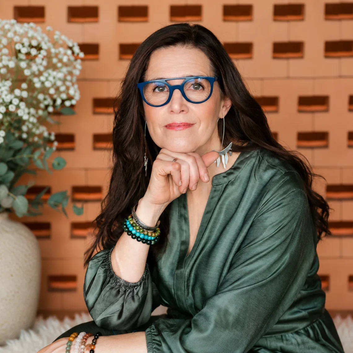 Kairi Kaugema, terapeut – portreefoto rohelises särgis prillides
