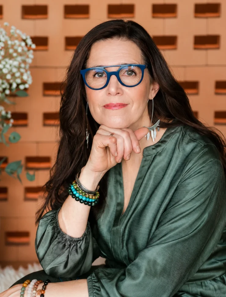 Kairi Kaugema, terapeut – portreefoto rohelises särgis prillides