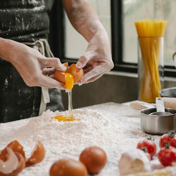 Kokk murrab muna jahuhunniku sisse, et valmistada värsket pastatainast